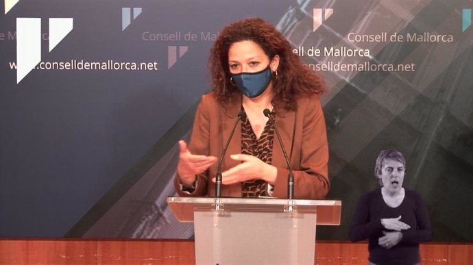 La presidenta del Consell de Mallorca, Catalina Cladera, durante una rueda de prensa.