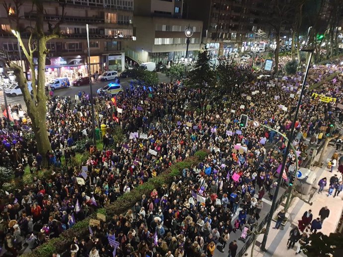 Archivo - Miles de personas colapsan Santander en la manifestación del 8M, imagen a su paso por la calle San Fernando
