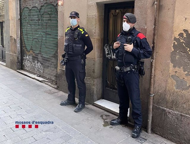 Els Mossos d'Esquadra i la Guàrdia Urbana desmantellen un punt de venda de droga al Raval de Barcelona.