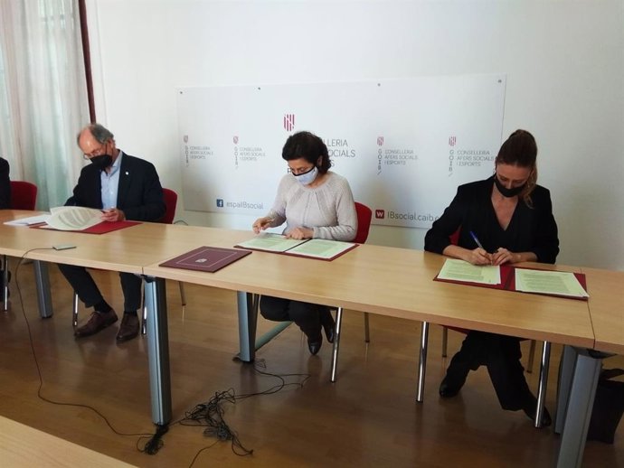 La consellera de Asuntos Sociales y Deportes, Fina Santiago, junto con el presidente de Cruz Roja en Baleares, Antoni Barceló, y la directora general de Atenzia en las Islas, Sílvia Fornés, en la firma del concierto.