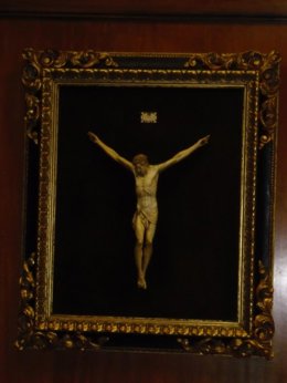 Archivo - Cuadro del crucifijo que cuelga en el salón de plenos de la Diputación Provincial de Almería