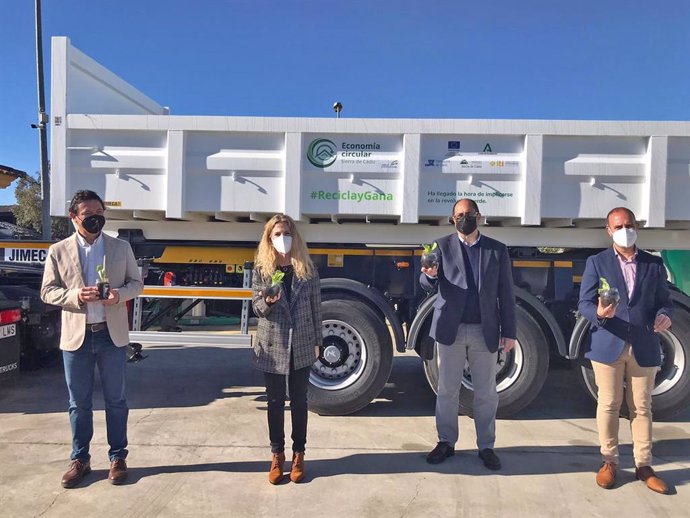 Desarrollo Sostenible.- La Junta cede a la Mancomunidad de la Sierra un camión y 20 contenedores para recogida de escombros