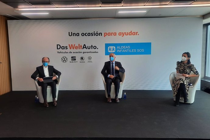 Los máximos responsables de Das WeltAuto en Seat y Volkswagen Group España Distribución, Arantxa Esteban (derecha) y Antonio García (izquierda), respectivamente, así como del presidente de Aldeas Infantiles SOS de España, Pedro Puig (centro).
