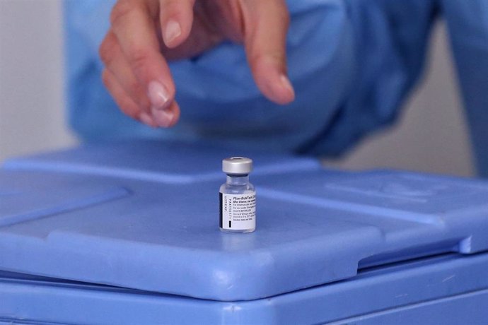 18 February 2021, Colombia, Bogota: A health worker reaches for a dose of Pfizer-BioNtech's Covid-19 vaccine at the start of the vaccination campaign in nine hospitals. Atotal of 12,582 doses were distributed in the Colombian capital.
