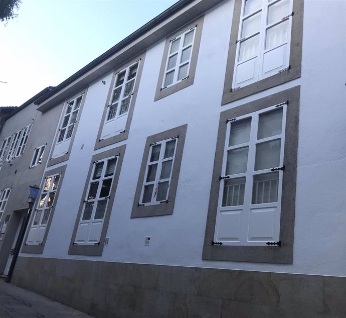 Archivo - Fachada de una vivienda del casco histórico de Santiago