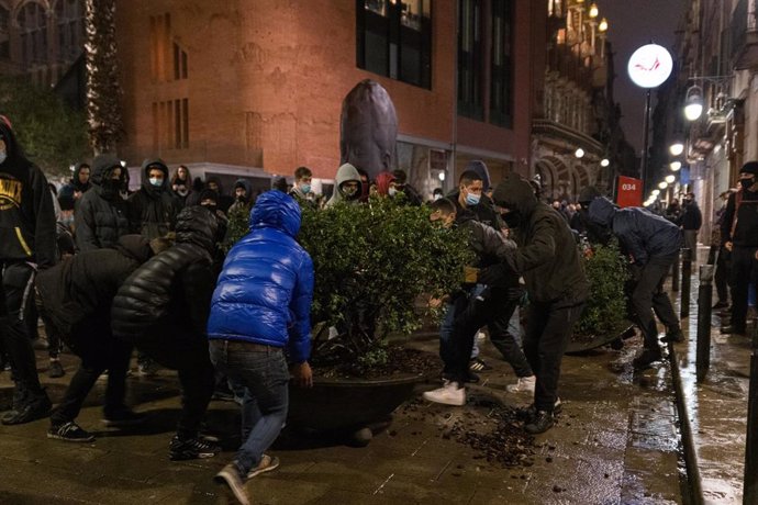 Manifestantes intentan mover contenedores en la manifestación contra el encarcelamiento de Pablo Hasel en el séptimo día de protestas en Barcelona, Cataluña (España), a 22 de febrero de 2021.