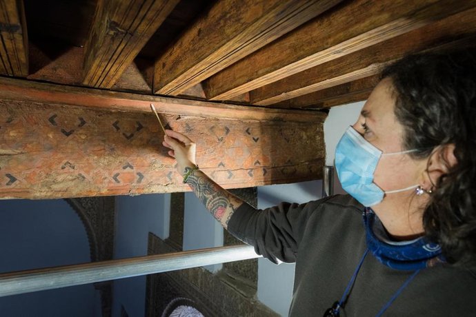 Archivo - Recuperación de la policromía original de un alfarje de una alcoba del Patio de Comares