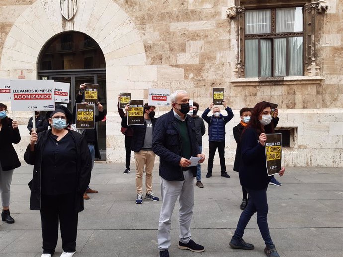 Protesta de la Coordinadora Empresarial d'Oci i Hoteleria de la Comunitat Valenciana davant el Palau