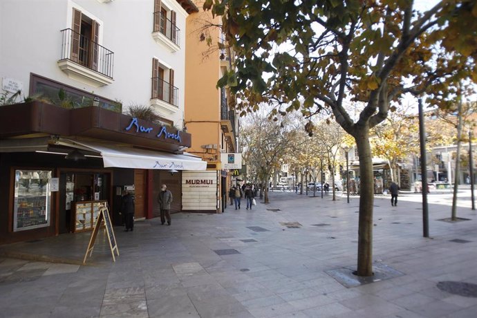 Archivo - Un restaurante cerrado en Palma en enero.