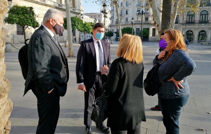Pimentel y Aumesquet, con representantes del colectivo de feriantes