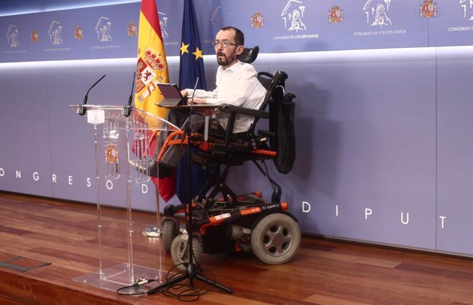 El portavoz de Unidas Podemos en el Congreso, Pablo Echenique, interviene en una rueda de prensas, en Madrid (España), a 25 de febrero de 2021.