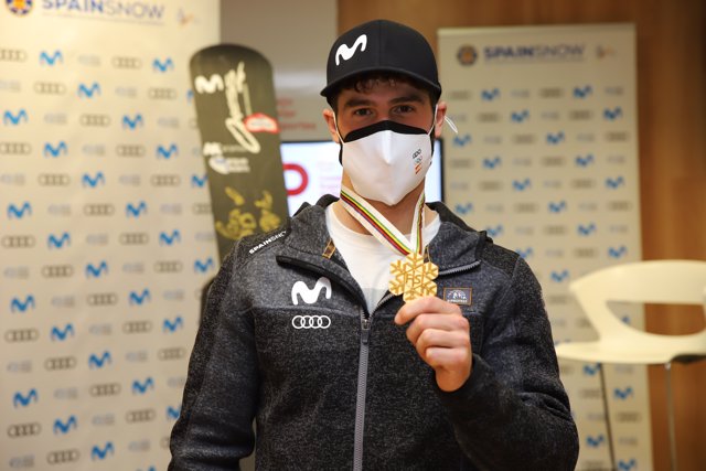 El rider Lucas Eguibar muestra el oro logrado en el Mundial de Snowboard de Suecia de 2021.