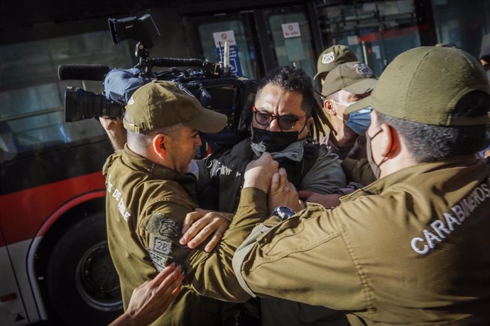 Archivo - Detención de un cámara de CNN Chile por Carabineros durante una protesta estudiantil