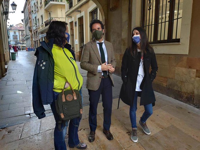 El concejal de Urbanismo y teniente de alcalde de la ciudad, Ignacio Cuesta, acompañado de la responsable de la Fundación Protectora de Animales de Asturias, Alejandra Mier, y de la anterior encargada de la perrera municipal, Eva Rodríguez