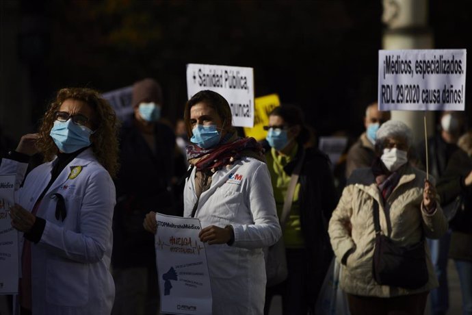 Archivo - Varios trabajadores sanitarios sostienen pancartas durante una concentración convocada por la Asociación de Médicos y Titulados Superiores de Madrid (AMYTS), en la Puerta del Sol, en Madrid (España), a 24 de noviembre de 2020.