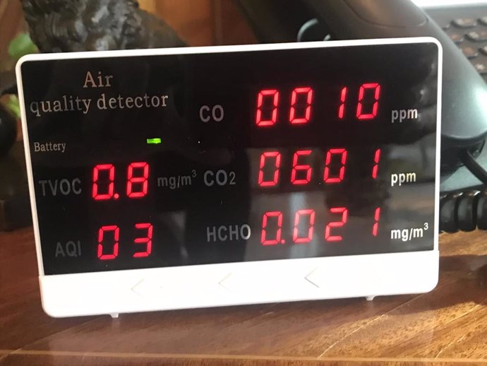 Archivo - Imagen de archivo de un medidor de CO2 para evaluar la calidad del aire.