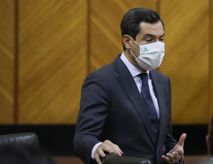 Archivo - El presidente de la Junta de Andalucía, Juanma Moreno, en el Pleno del Parlamento. Imagen de archivo.