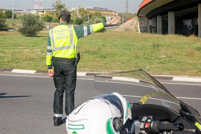 Archivo - Un agente de la  Guardia Civil de Tráfico hace la señal de parar a un vehículo durante la campaña especial de la DGT.