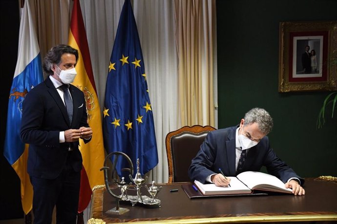 El expresidente del Gobierno, José Luis Rodríguez Zapatero, firma en el Libro de Honor del Parlamento ante la mirada del presidente de la Cámara, Gustavo Matos