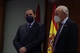 El alcalde de Alfaro Julián Jiménez junto al ministro Ábalos