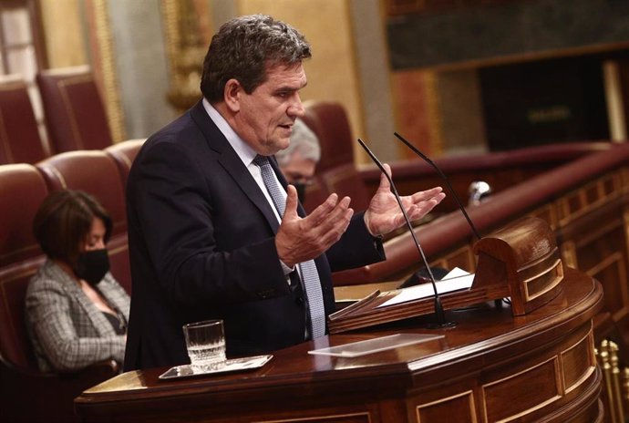 El ministro de Inclusión, Seguridad Social y Migraciones, José Luis Escrivá, interviene durante una sesión plenaria en el Congreso de los Diputados , en Madrid (España), a 18 de febrero de 2021. El pleno tiene lugar un día después de las manifestaciones