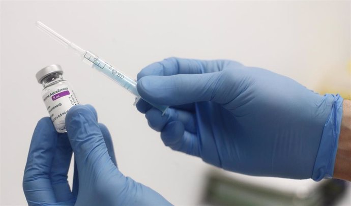 Una profesional sanitaria sostiene una dosis de la vacuna contra la COVID-19 de AstraZeneca en un Centro de Vacunación de la Comunidad de Madrid, en Madrid (España), a 19 de febrero de 2021. La Consejería de Sanidad de la Comunidad de Madrid ya ha comen