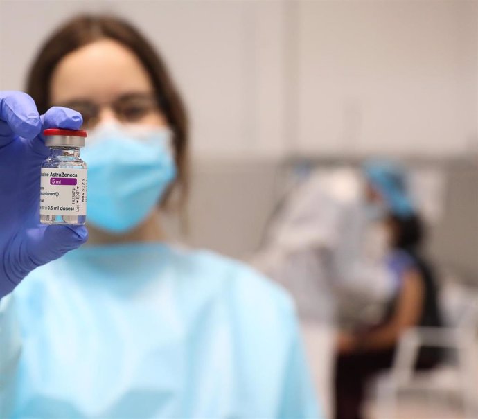 Una profesional sanitaria sostiene un frasco con la vacuna contra el COVID-19 de AstraZeneca, foto de recurso