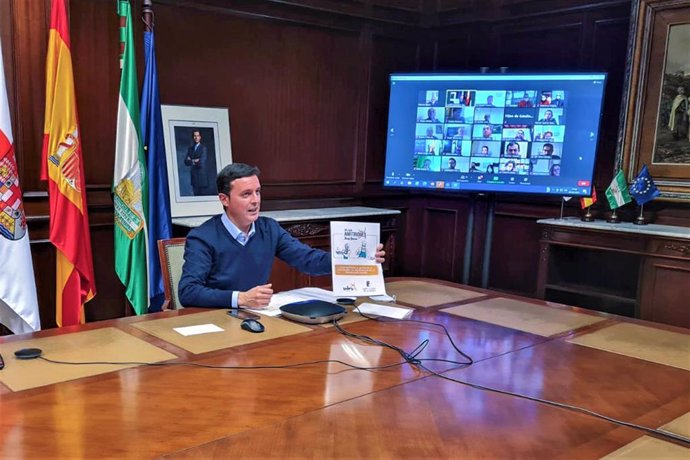 El presidente de la Diputación de Almería, Javier Aureliano García, mantiene una reunión informativa sobre el 'Plan Anfitriones Diego García'