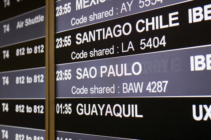 xxx en la terminal T4 del Aeropuerto Adolfo Suárez Madrid-Barajas el mismo día en que se restringen los vuelos procedentes de Brasil y Sudáfrica, en Madrid, (España), a 3 de febrero de 2021. Esta restricción, impuesta por el Gobierno de España desde est