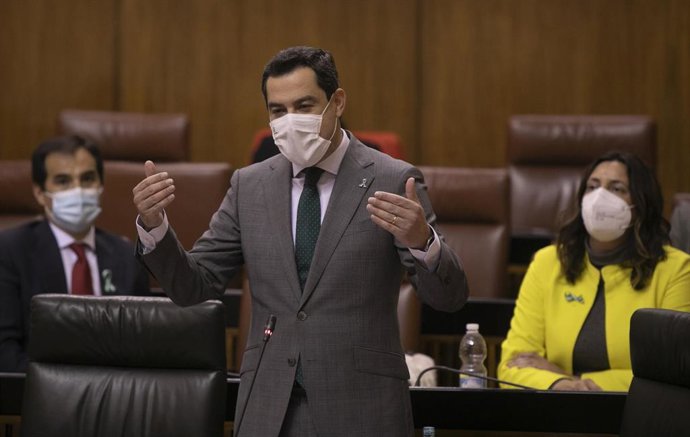 El presidente de la Junta, Juanma Moreno, responde a preguntas del grupo parlamentario socialista durante la sesión de control al gobierno en la segunda jornada del Pleno del Parlamento de Andalucía. En Sevilla (Andalucía, España), a 25 de febrero de 20