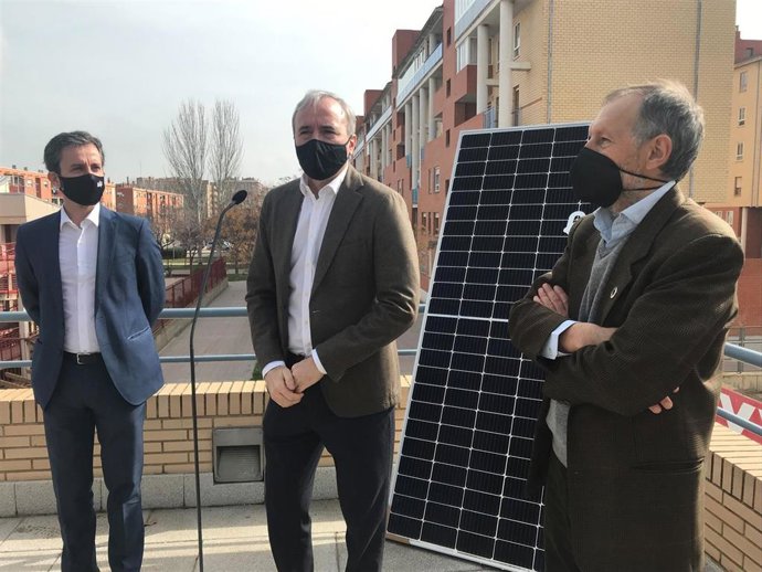 El alcalde de Zaragoza, Jorge Azcón; y los directores generales de EDP Solar, Gabriel Nebreda y ECODES, Víctor Viñuales, dan a conocer los avances de la primera comunidad de autoconsumo colectivo en España en el Actur