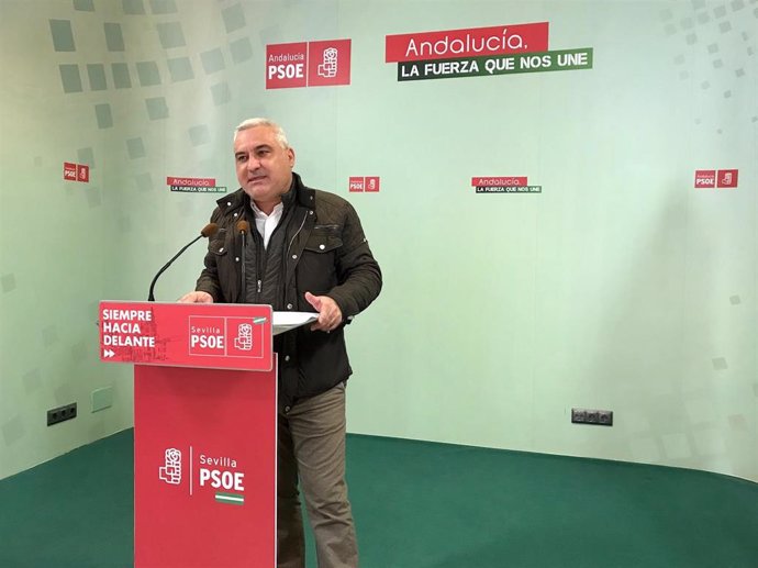 Miguel Ángel Barrios, miembro de la Ejecutiva del PSOE provincial, en rueda de prensa