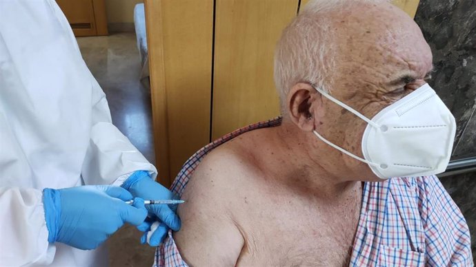 Imagen de una persona siendo vacunada en Ceuta