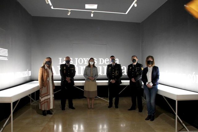 La delegada de Cultura y Patrimonio Histórico de la Junta de Andalucía en Córdoba, Cristina Casanueva (tercera por la izda.), en la inauguración de la muestra.