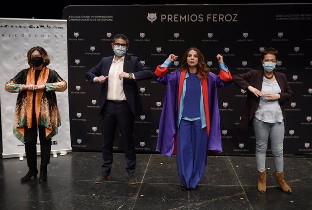El alcalde de Alcobendas, Rafael Sánchez Acera (2i) y la actriz y cantante, Victoria Abril (3i) posan antes de una rueda de prensa en el Auditorio del Centro de Arte de Alcobendas en Madrid (España).