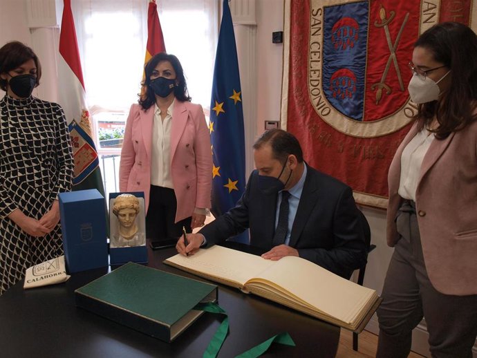 El ministro de Transportes, Movilidad y Agenda Urbana, José Luis Ábalos, junto a la presidenta del Gobierno de La Rioja, en Calahorra, este jueves.