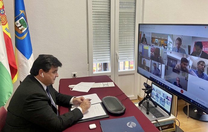 El alcalde de Huelva, Gabriel Cruz, participa en el consejo de administración del puerto. 