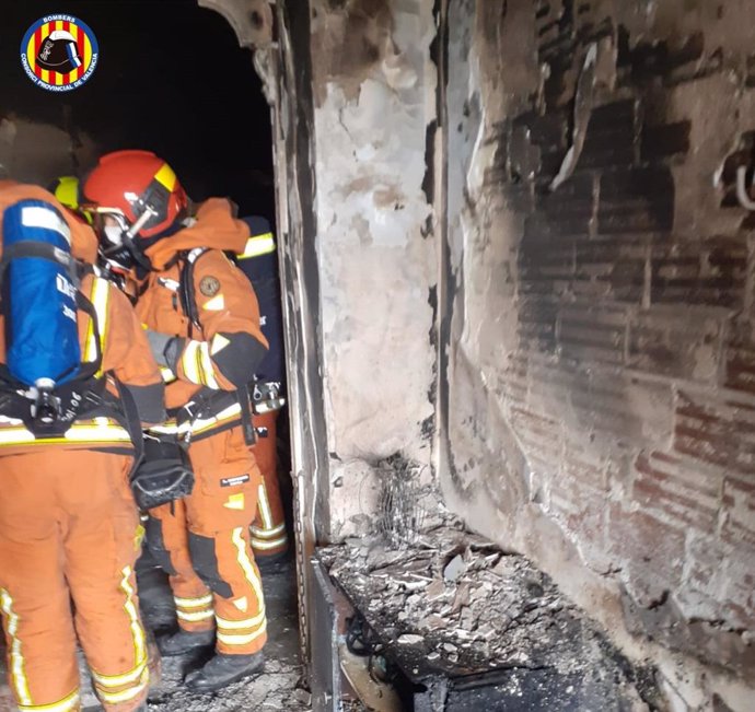 Bombers treballant en l'extinció de l'incendi a Montserrat