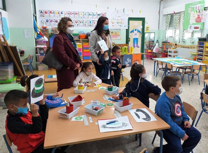 La delegada de Educación, Estela Villalba, visita el CEIP Arias Montano.