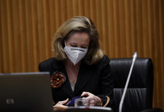 La vicepresidenta de Asuntos Económicos, Nadia Calviño, a su llegada a la Comisión de Asuntos Económicos y Transformación Digital, en Madrid, (España), a 29 de enero de 2021. La comparecencia se produce un día después de las reuniones que Calviño manten