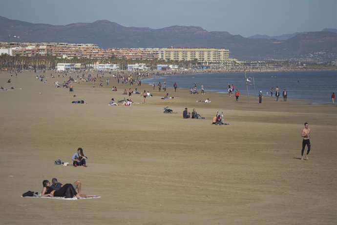 Varias personas en la Playa de Malvarrosa en Valencia el pasado mes de enero