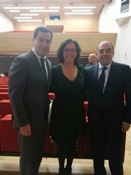 El presidente de la Junta, Juanma Moreno: la secretaria general de UPTA-A, Inés Mazuela, y el presidente de ATA, Lorenzo Amor.