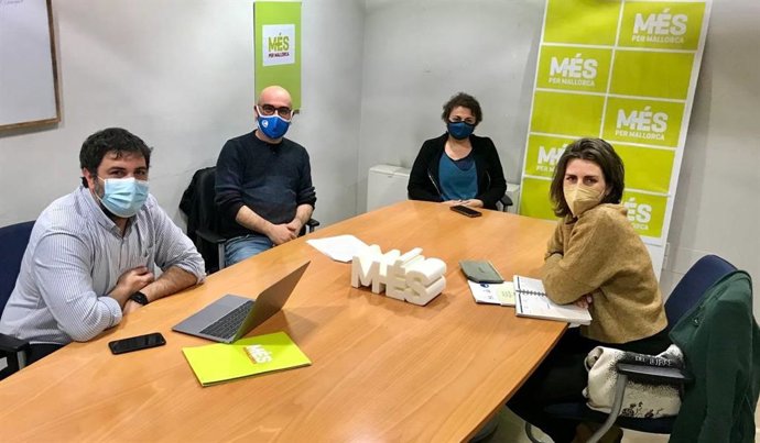 El portavoz adjunto de MÉS per Mallorca en el Parlament, Josep Ferr, en la reunión con el GOB.