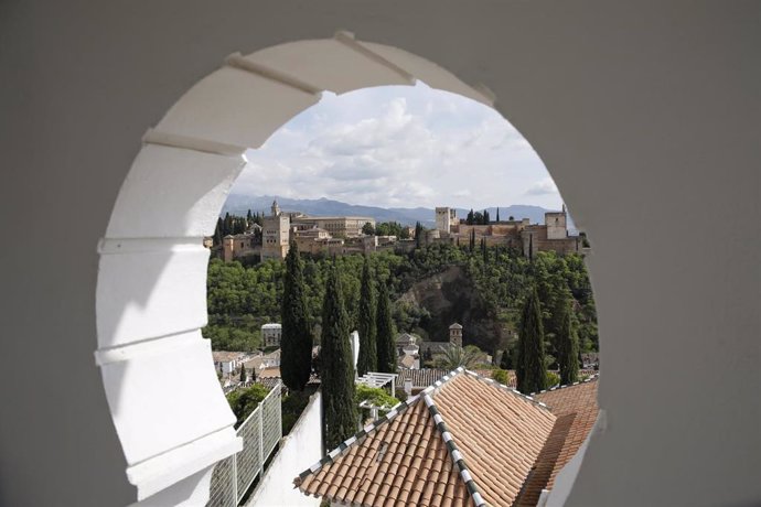 Archivo - La Mezquita Mayor de Granada vacía por la crisis del coronavirus, en la primera ola de la pandemia