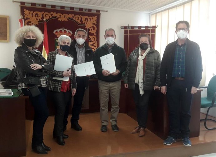 El alcalde de Quesada, Manuel Vallejo, con la familia de Pascual Casaubón