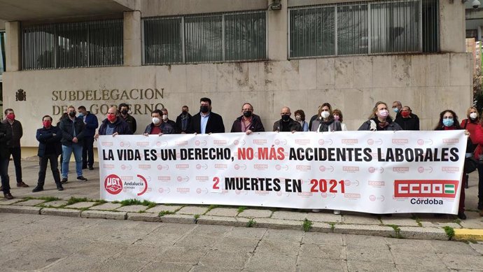 UGT y CCOO se concentran por la muerte en accidente laboral de un varón en Villanueva de Córdoba.