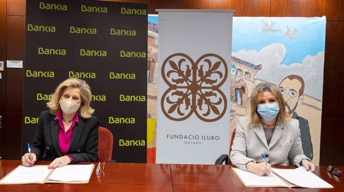La directora de zona Maresme Sur de Bankia, Berta Blancafort, y la directora de la Fundació Iluro, Marta Ibarz, firman un acuerdo