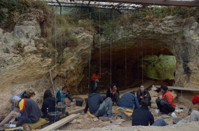 Excavaciones en la Cova de les Teixoneres, en Moi (Barcelona)
