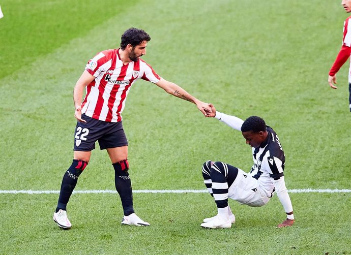 Archivo - Raul Garcia of Athletic Club and Michael Malsa of Levante during the Spanish league, La Liga Santander, football match played between Athletic Club de Bilbao and Levante UD at San Mames stadium on October 18, 2020 in Bilbao, Spain.