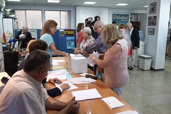 Archivo - Arxiu - Els afiliats voten en les eleccions primries per elegir el líder del PP a la mesa electoral del districte de Salamanca (Madrid)